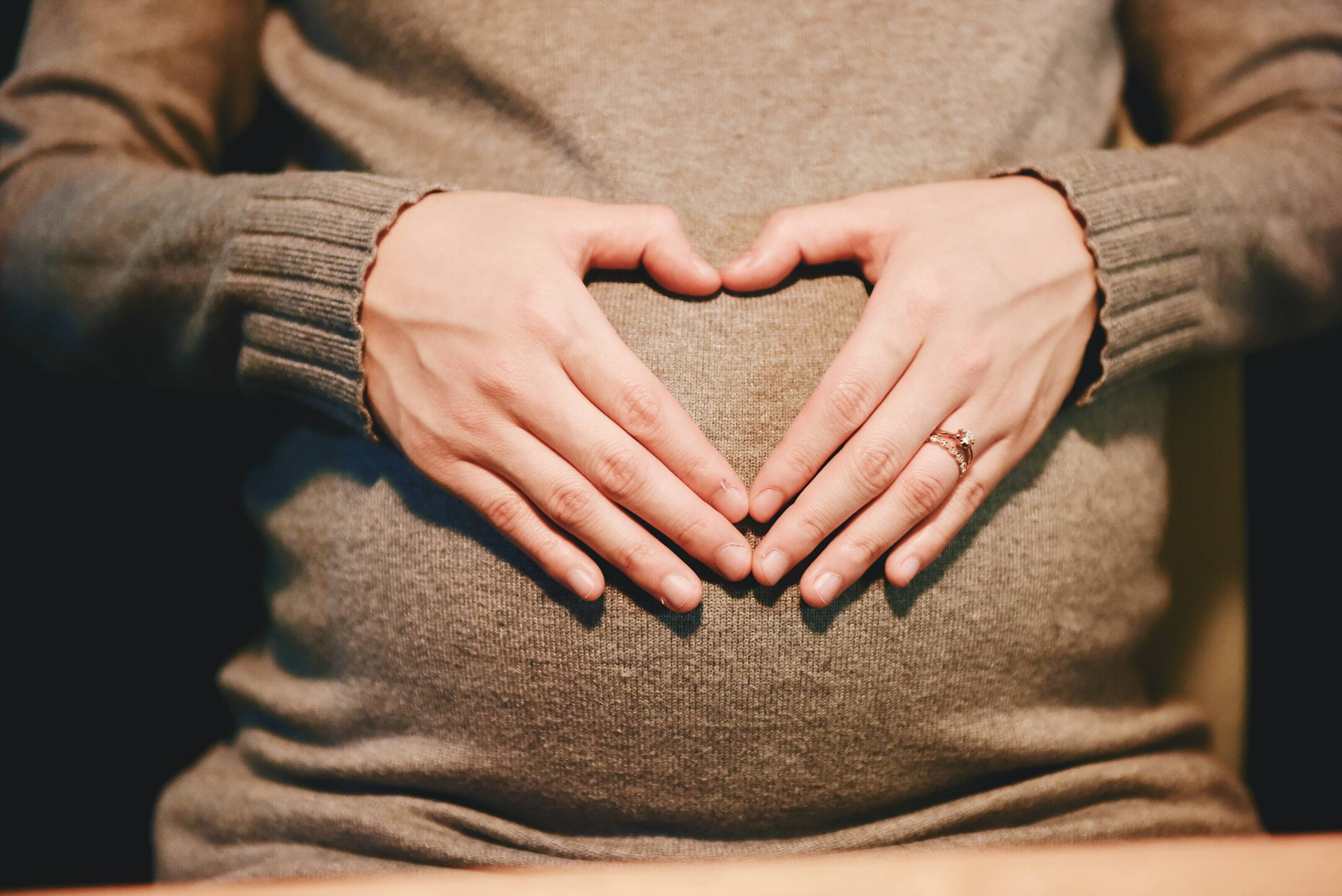 Schwangere Frau formt Herz vor dem Bauch
Foto: Suhyeon Choi, Unsplash